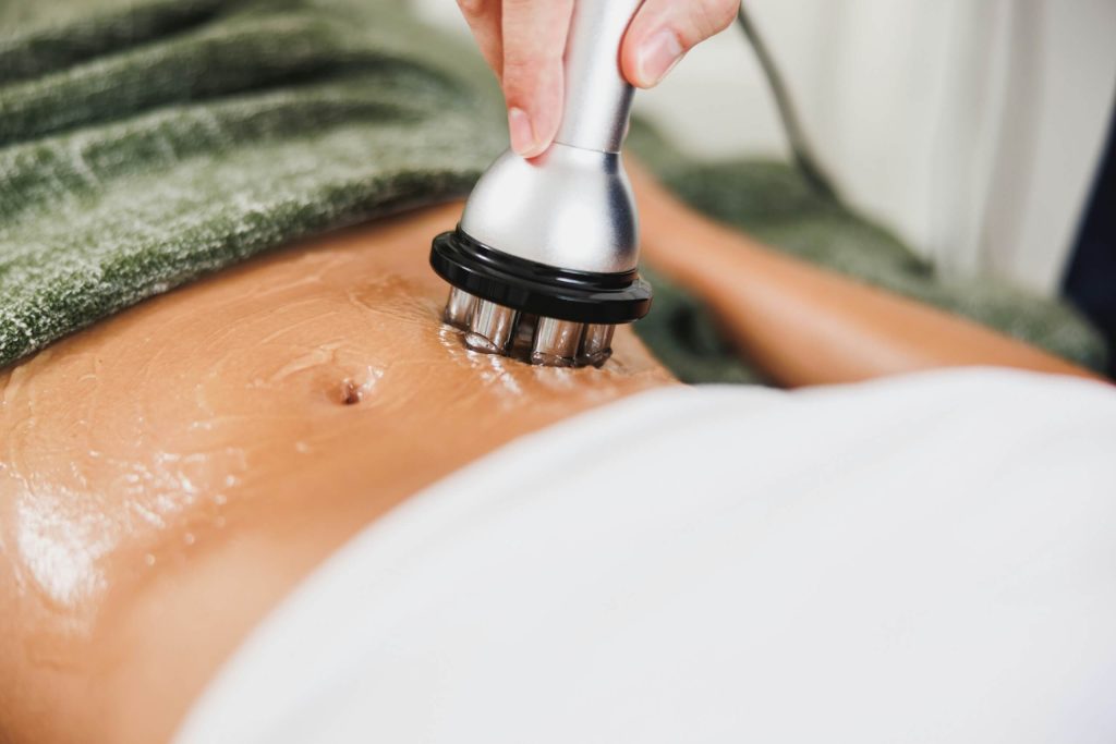 A women receiving an abdominal treatment at a beauty salon