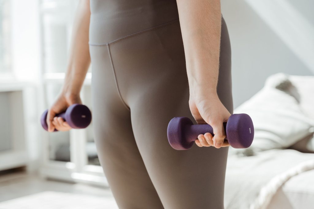 A woman holding dumb-bells